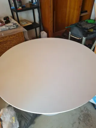 Mesa redonda blanca para terraza