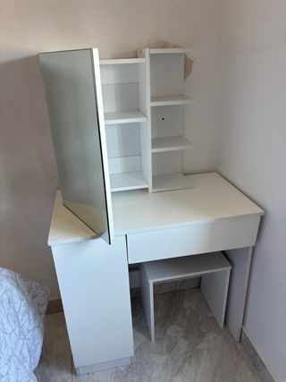 Tocador blanco con espejo y silla