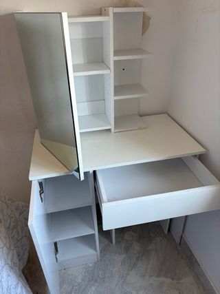 Tocador blanco con espejo y silla