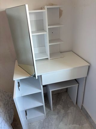 Tocador blanco con espejo y silla
