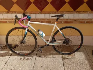 Bicicleta Gravel. On One. Planet X