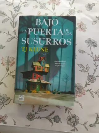 Bajo la puerta de los susurros