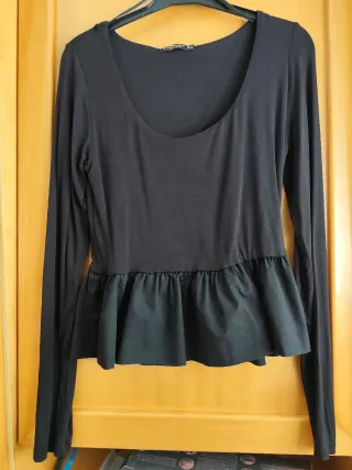 Camiseta Stradivarius negra vuelo Talla M