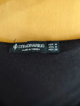 Camiseta Stradivarius negra vuelo Talla M