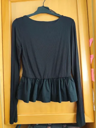 Camiseta Stradivarius negra vuelo Talla M