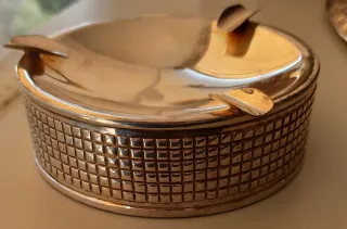 Cenicero de metal plateado