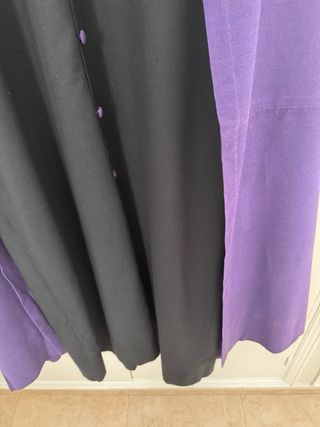 Ropa de penitente negra y morada