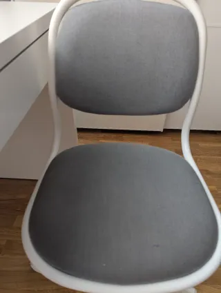 Escritorio MICKE IKEA y Silla ÖRFJÄLL