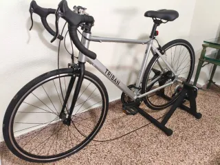 Bicicleta Triban con rodillo para casa
