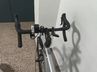 Bicicleta Triban con rodillo para casa