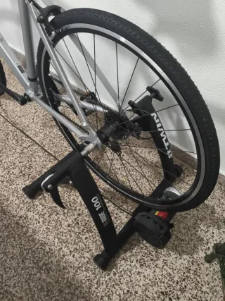 Bicicleta Triban con rodillo para casa