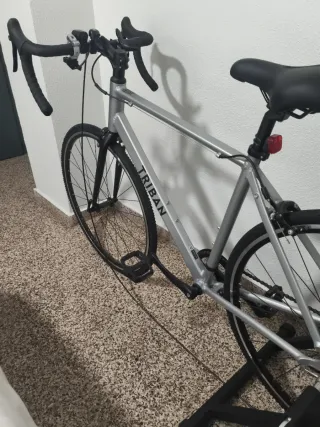 Bicicleta Triban con rodillo para casa