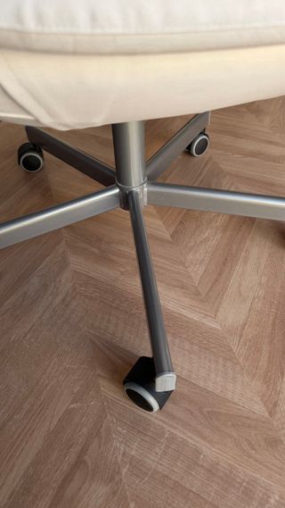 Silla de escritorio blanca con ruedas