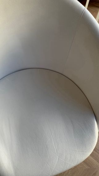 Silla de escritorio blanca con ruedas