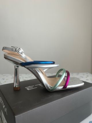 Sandalias plateadas tacón multicolor