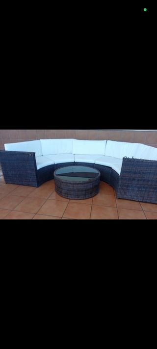 Sofá curvo ratán con mesa cristal