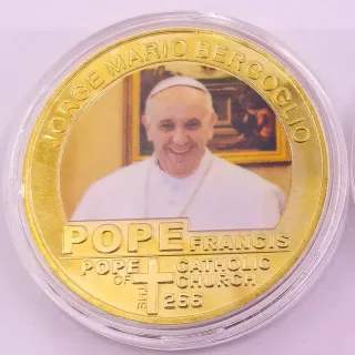 5 MONEDAS PAPA FRANCISCO BAÑADAS EN ORO