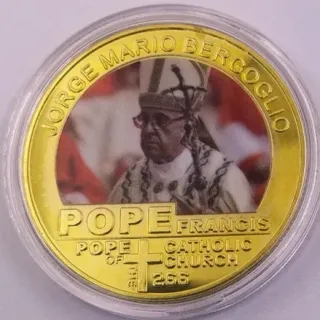 5 MONEDAS PAPA FRANCISCO BAÑADAS EN ORO