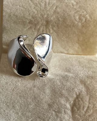 Anello fascia design organico martellato