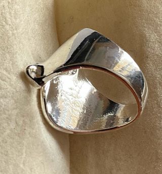 Anello fascia design organico martellato