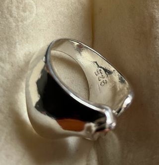 Anello fascia design organico martellato