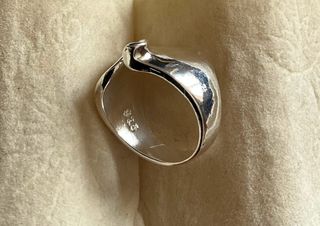 Anello fascia design organico martellato