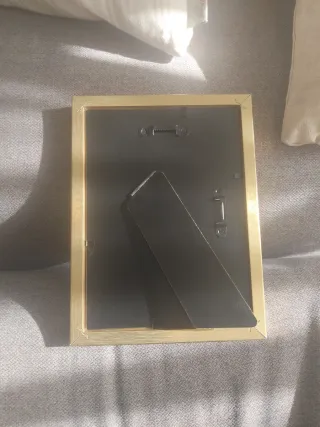 Marco de fotos dorado y blanco