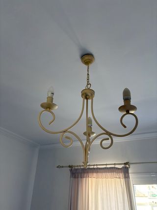 Lámpara de techo beige y dorada