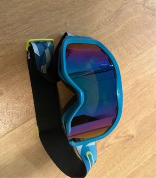 Casco y gafas de esquí