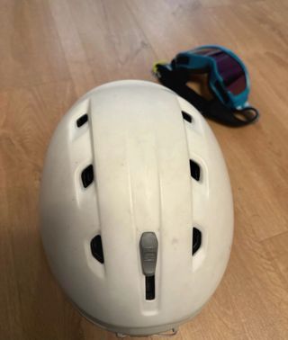 Casco y gafas de esquí