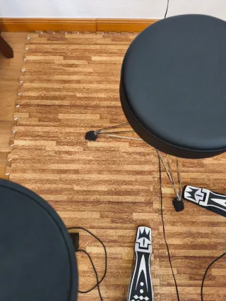 Millenium MPS-150 E-Drum Set Bundle + SUELO