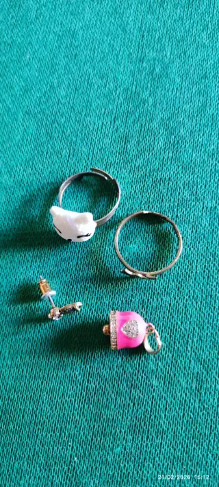 Set 2 anelli, 1 orecchino, 1 ciondolo