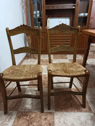 Cinco sillas de olivo con asiento de enea. 65€ und