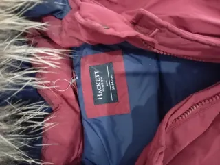 Chaqueta Hackett guinda de plumas.