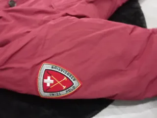 Chaqueta Hackett guinda de plumas.