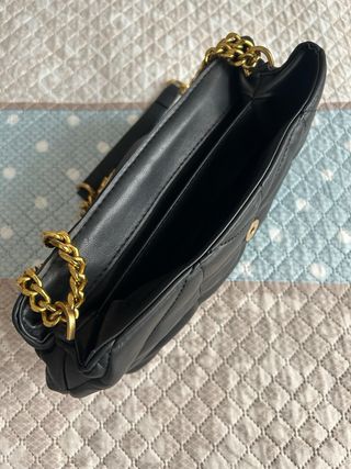 Bolso negro con cadena dorada