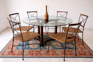 Mesa Redonda Cristal y 6 Sillas Ratán.
