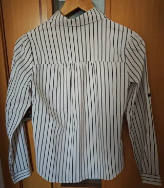 Blusa de rayas blanca y negra