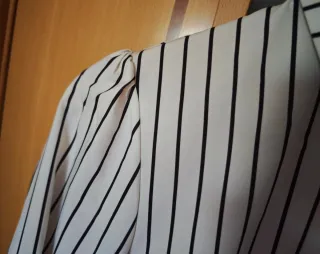 Blusa de rayas blanca y negra