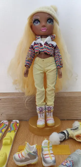 Muñeca Rainbow High Madison Sunny Invierno