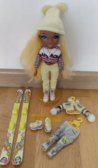 Muñeca Rainbow High Madison Sunny Invierno