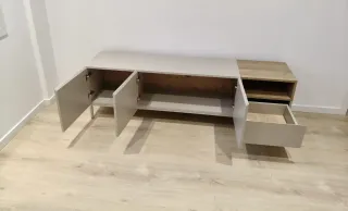 Mueble de salón beige y marrón