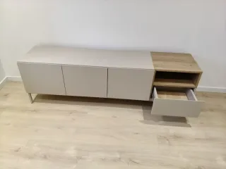 Mueble de salón beige y marrón