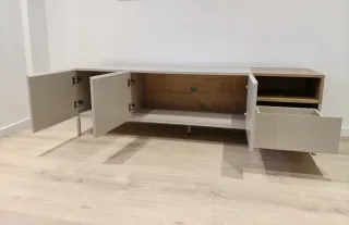 Mueble de salón beige y marrón