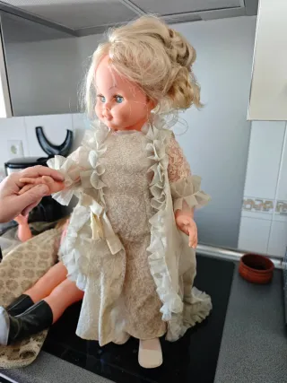 Muñeca antigua vestida de novia