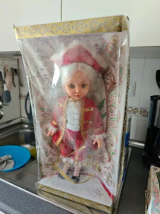 Muñeca antigua vestida de novia