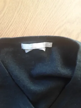 Jersei negro marca Sintesis.