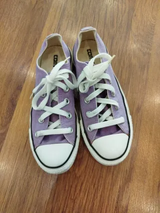 Zapatillas Converse Moradas y Blancas