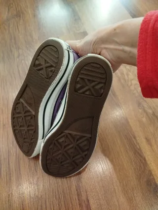 Zapatillas Converse Moradas y Blancas