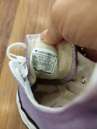Zapatillas Converse Moradas y Blancas